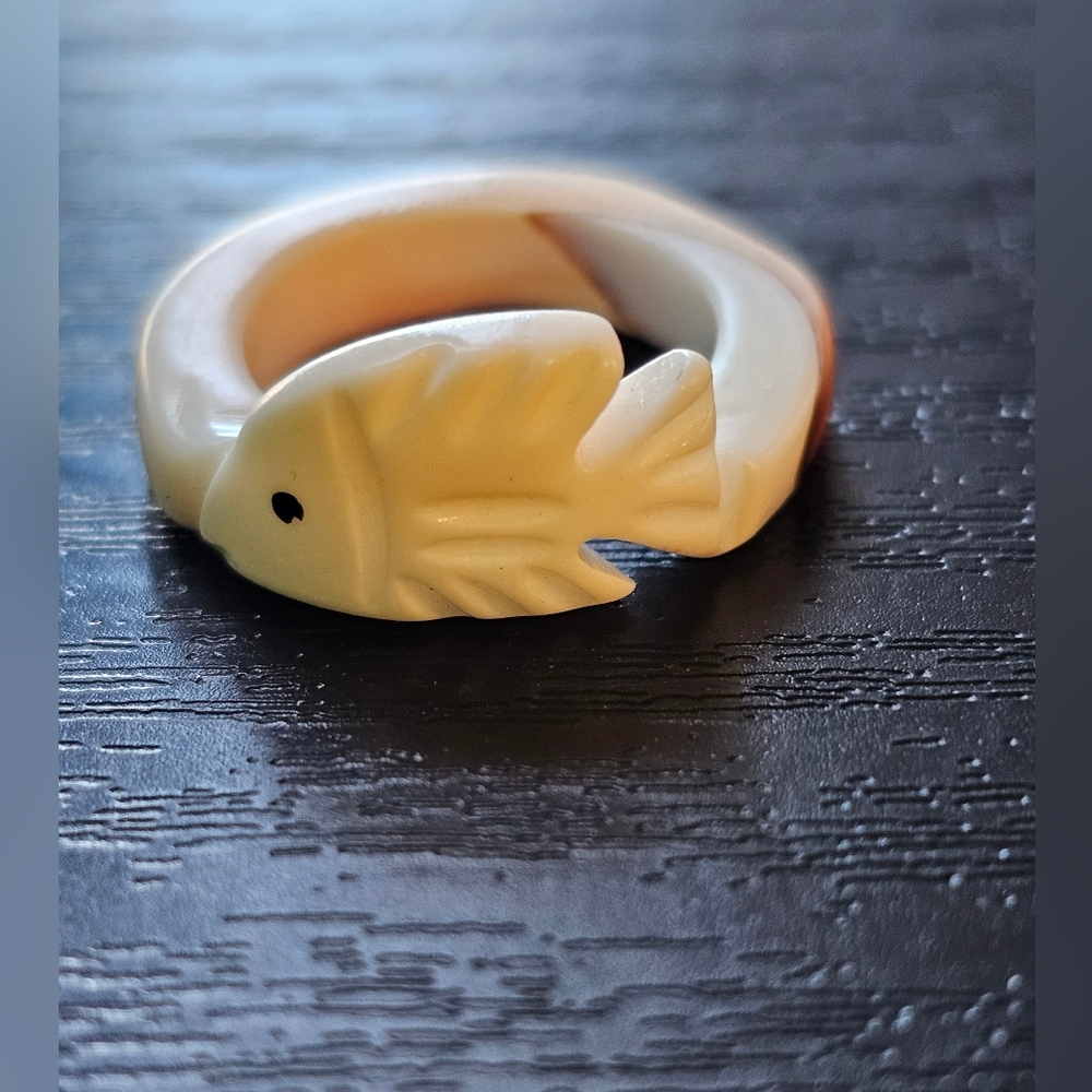 Carved Shell Ring Depicting Fish Size 4 - Picture 3 of 10